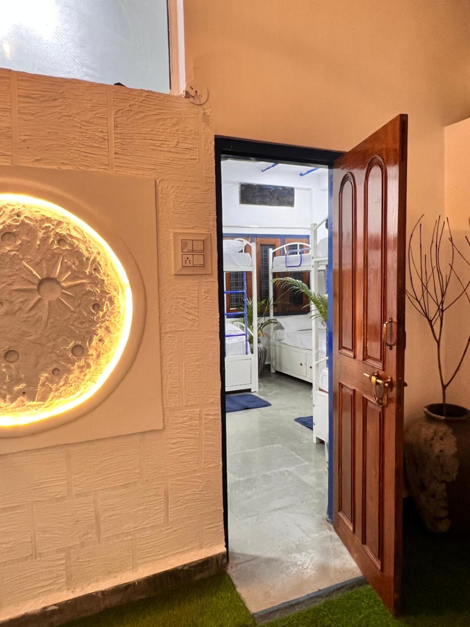 Hostel Pause Udždžain Exteriér fotografie